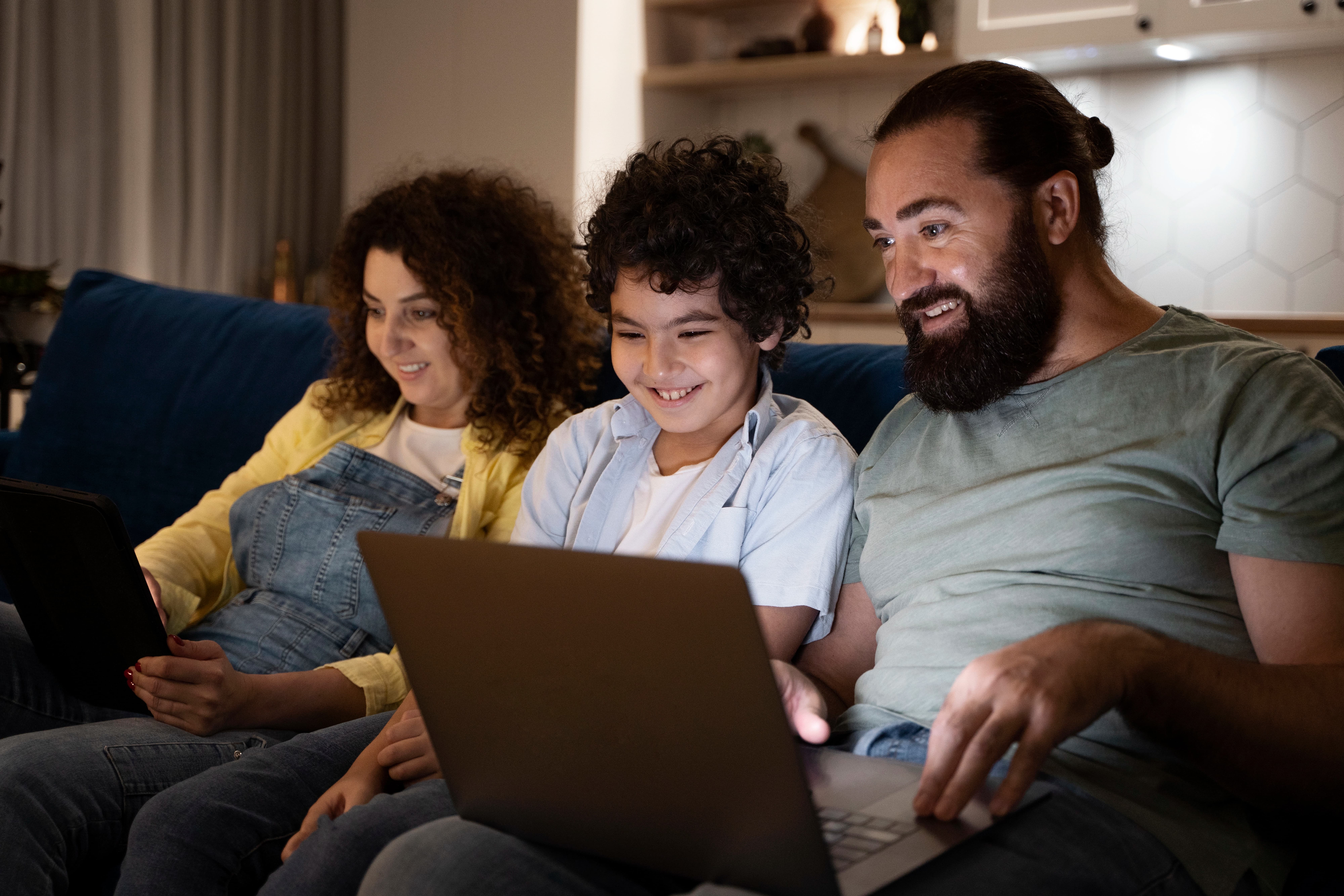 Familia disfrutando televisión e internet en casa