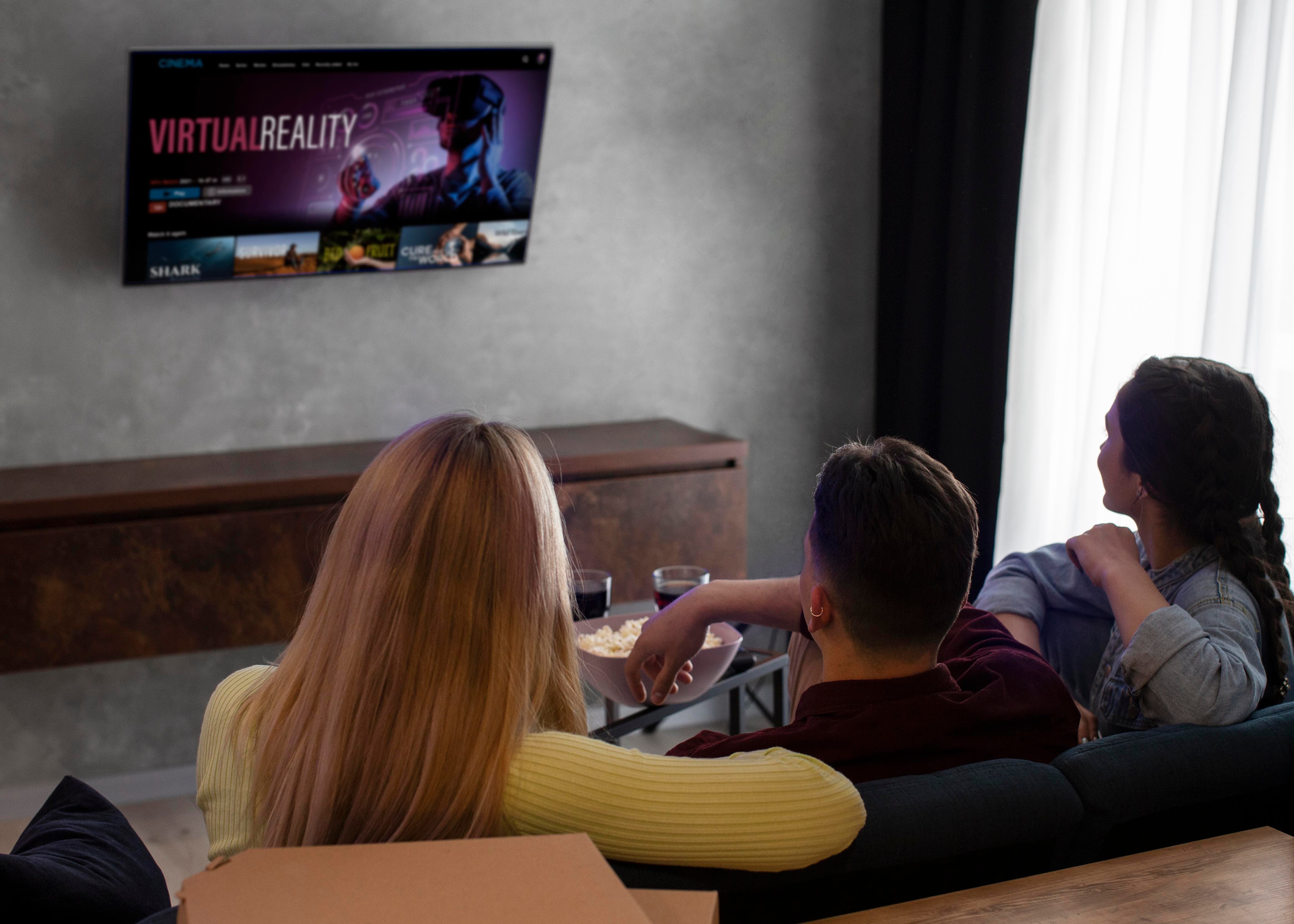 Familia viendo televisión juntos por la noche